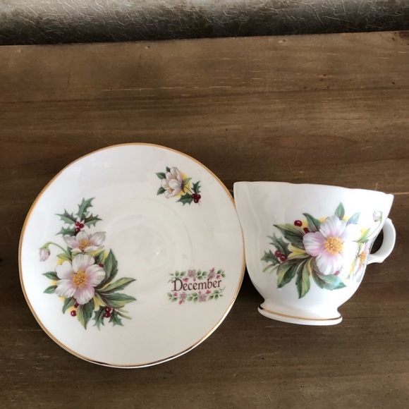 Vintage Staffordshire holly teacup & saucer set - Picture 4 of 10